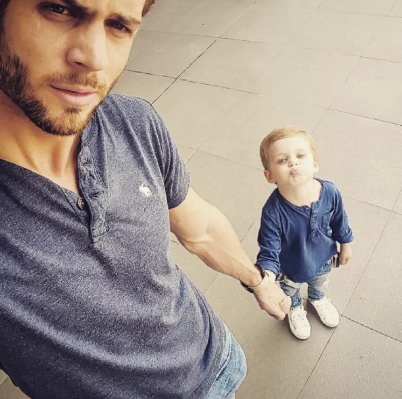 El actor no cabe de la felicidad ahora que su hijo Benicio se encuentra en México visitándolo, por lo que no ha perdido oportunidad de compartir los momentos felices en redes sociales.