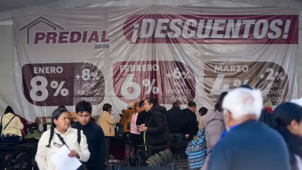 Personas esperan en fila para pagar su impuesto predial en Toluca, Estado de México.