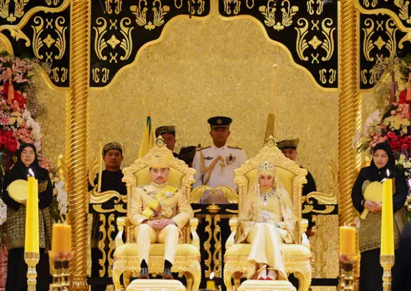 La ceremonia se llevó a cabo en una de las salas más importantes del palacio.