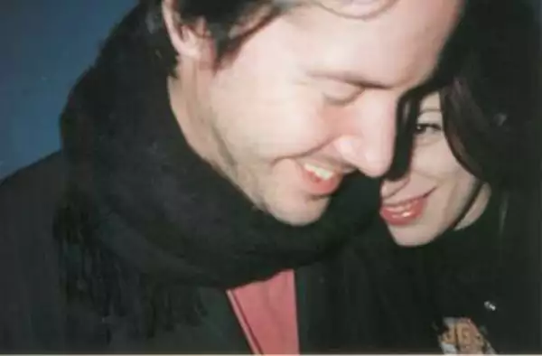 Keanu Reeves con Jennifer Syme.