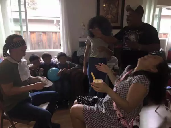 Sonrientes y felices, así fue como celebraron la futura llegada de la primogénita de la pareja. Especialmente con juegos al estilo mexicano.