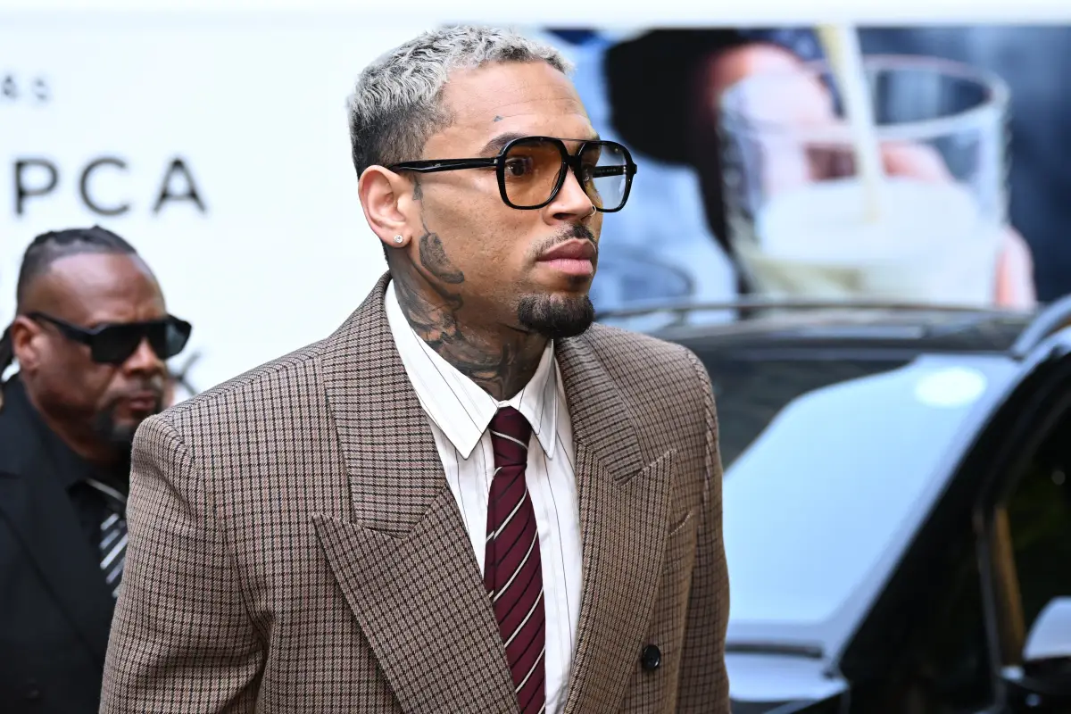 Chris Brown recibe condena en Londres por agredir a un productor musical en 2023