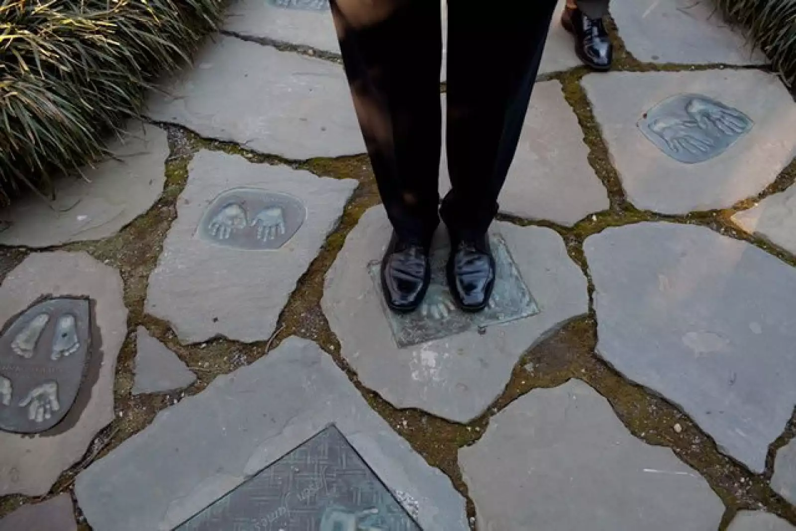 Michelle y Barack Obama pasean por el jardín durante un tour por los alrededores de la Casa Blanca.