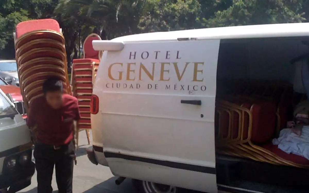 Las sillas llegaron en una camioneta del Hotel Geneve, que también es propiedad de la familia Slim.