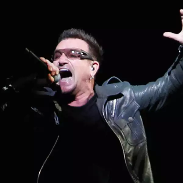 Pocas veces usa lentes oscuros, normalmente son claros, sobre todo para sus conciertos o eventos en la noche, como en este de Argentina en febrero pasado.