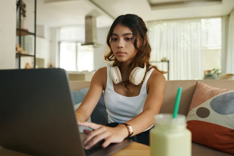 El costo de vida es la principal preocupación de la Generación Z por quinto año consecutivo, según Deloitte.