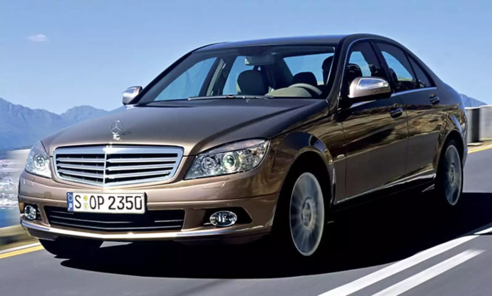 Mercedes-Benz se cuela en el quinto lugar de este conteo con el sedán C200K. Este año se vendieron 979 unidades, un aumento de 55.6% respecto al resultado de 629 autos entre enero y junio de 2010.