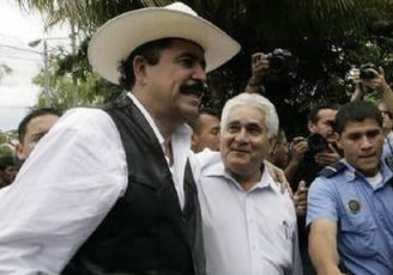 El presidente depuesto, Manuel Zelaya, se encuentra en el puesto fronterizo de Las Manos. (Foto: AP)
