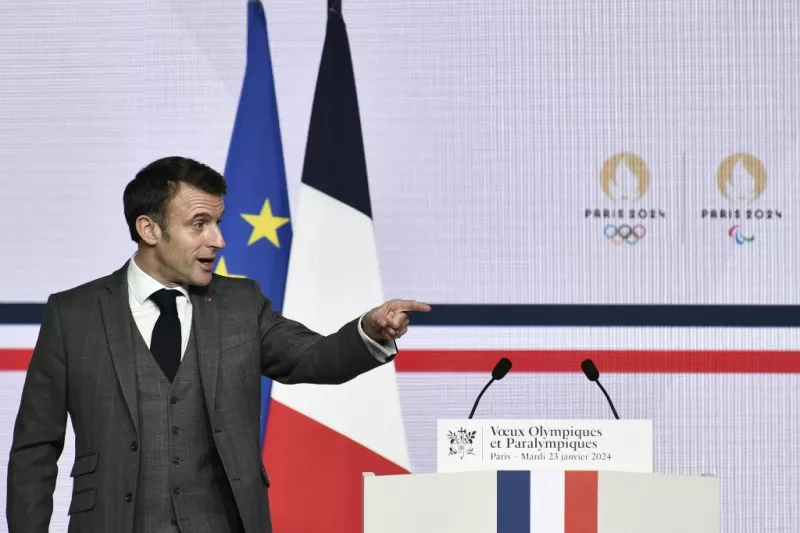 El presidente francés, Emmanuel Macron, pronuncia un discurso para presentar sus deseos de Año Nuevo a los atletas de élite antes de los Juegos Olímpicos y Paralímpicos de París 2024, en el Instituto Nacional de Deporte, Experiencia y Rendimiento de Francia (INSEP) en París, el 23 de enero de 2024.