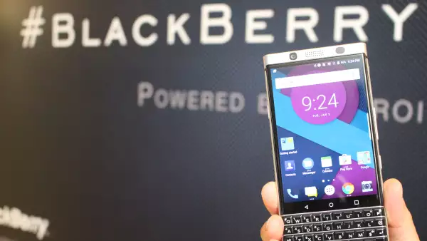 Regresa Blackberry, ahora con sistema Android, cortesía de TCL Corporation.