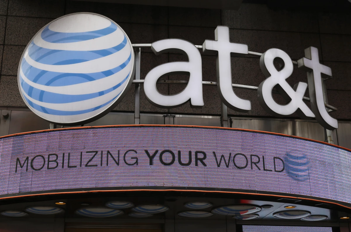 El segundo proveedor inalámbrico más importante de EU, AT&T, presentó una oferta por el negocio de internet de Yahoo.