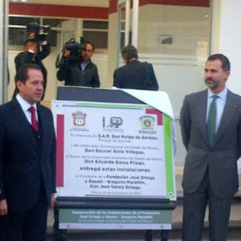 Eruviel Ávila dio la bienvenida al príncipe Felipe al Estado de México donde inauguró la sede de la fundación Orgeta Marañón.
