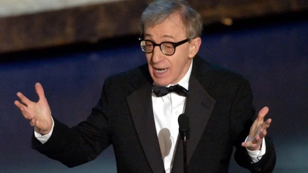 Woody Allen acudió a la ceremonia número 74 de los Oscar, en 2002, tras los atentados terroristas en Nueva York. Hasta ese año, el director y actor rehusaba asistir a las entregas.