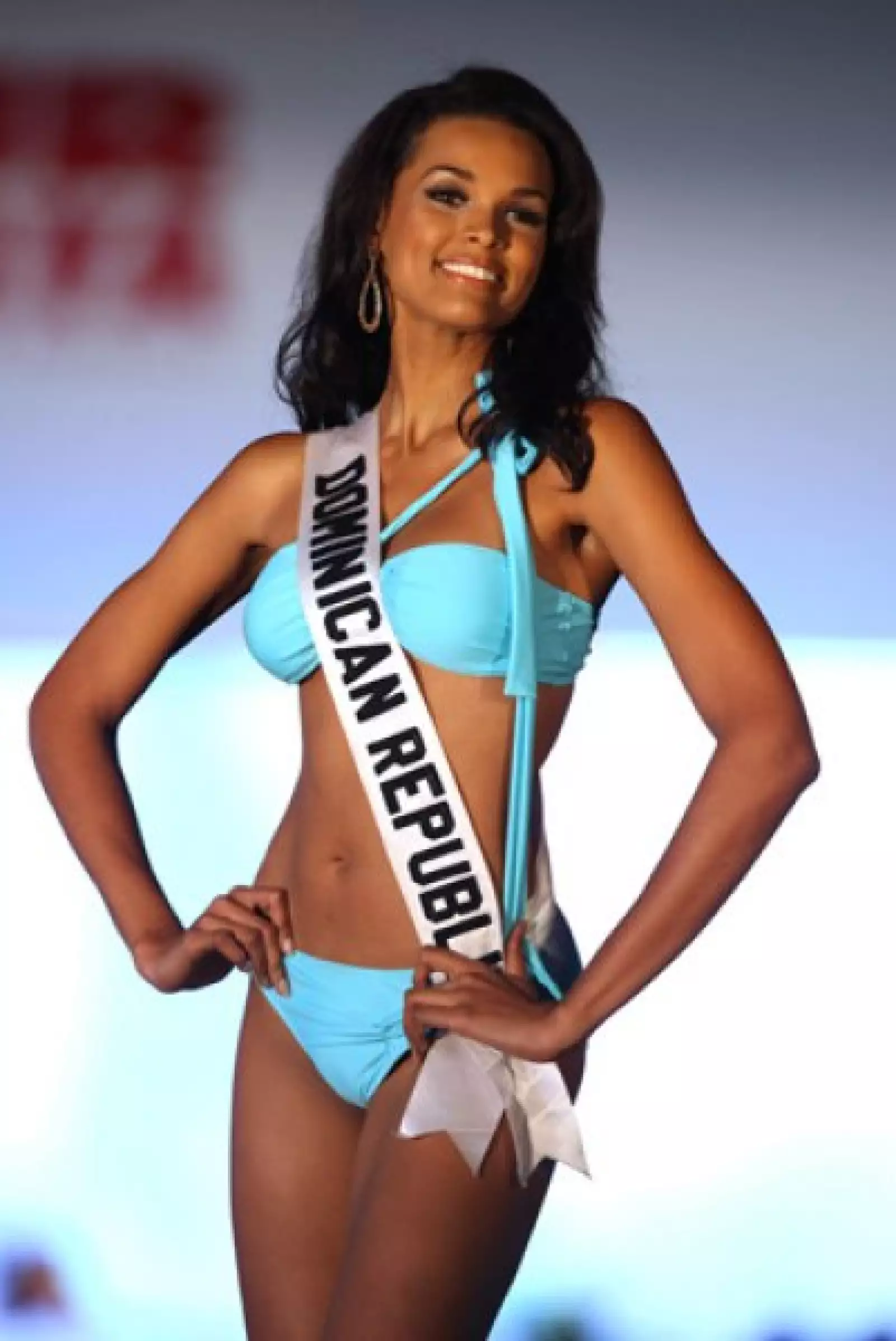 Ada de la Cruz, de República Dominicana, luce muy bella con este traje de baño en azul turquesa.