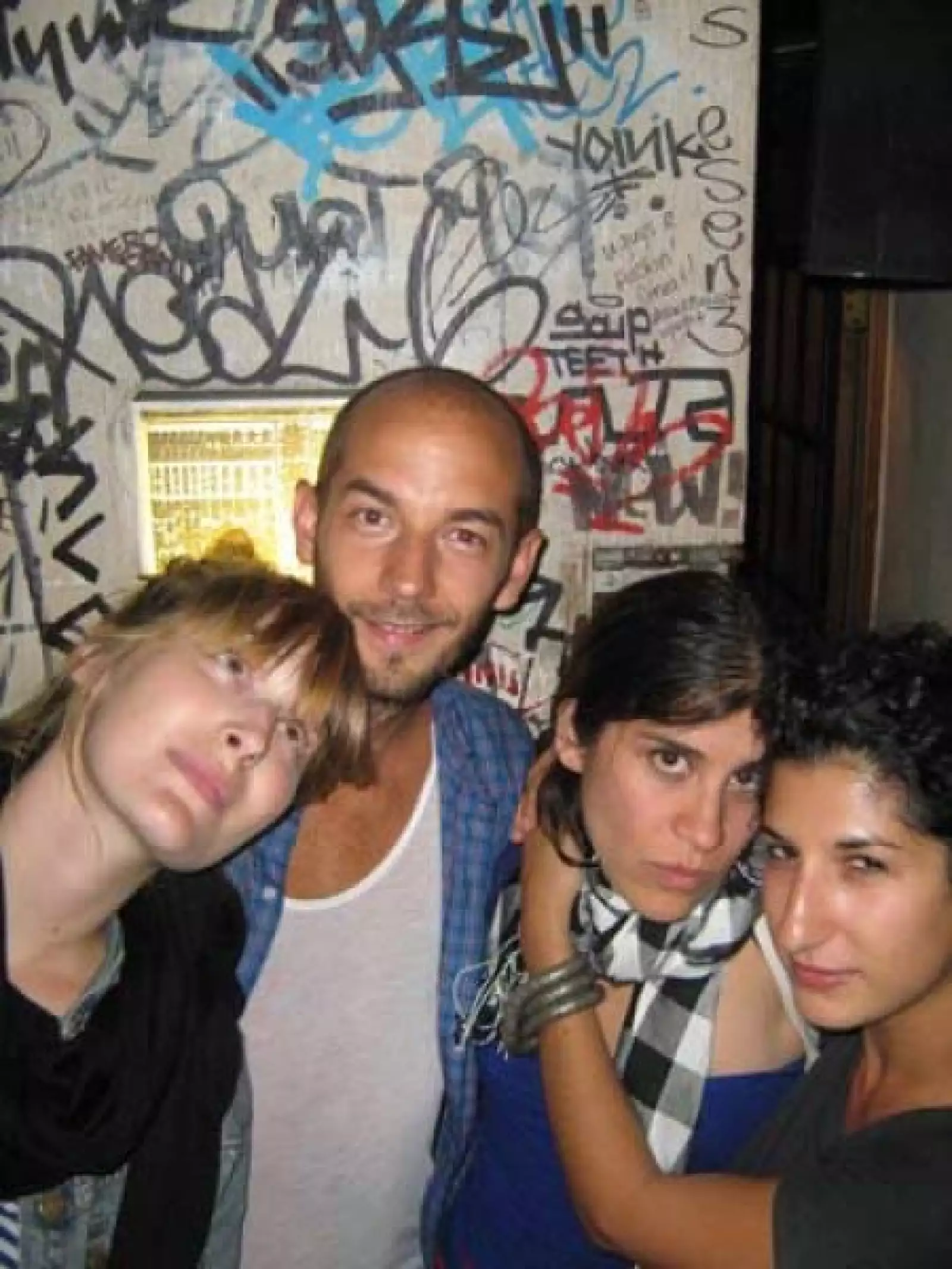 La actriz no perdió la oportunidad de visitar a sus amigos que viven allá y asistir a una fiesta.