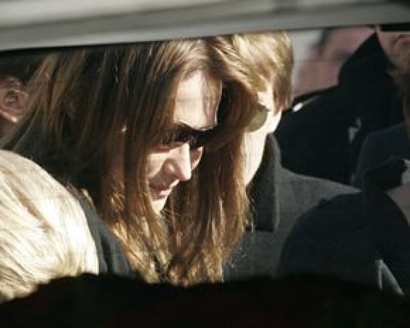La primera dama de Francia asistió a despedir al hijo del actor Gerard Depardieu en la iglesia de Notre-Dame de l'Assomption, en París.