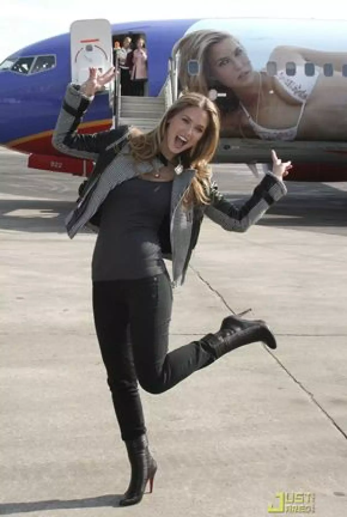La imagen de la modelo, quien es la portada de la nueva edición de Sports Illustrated swimsuit, fue plasmada en un Boeing 737-700, el cual hará una ruta de Nueva York-Las Vegas.