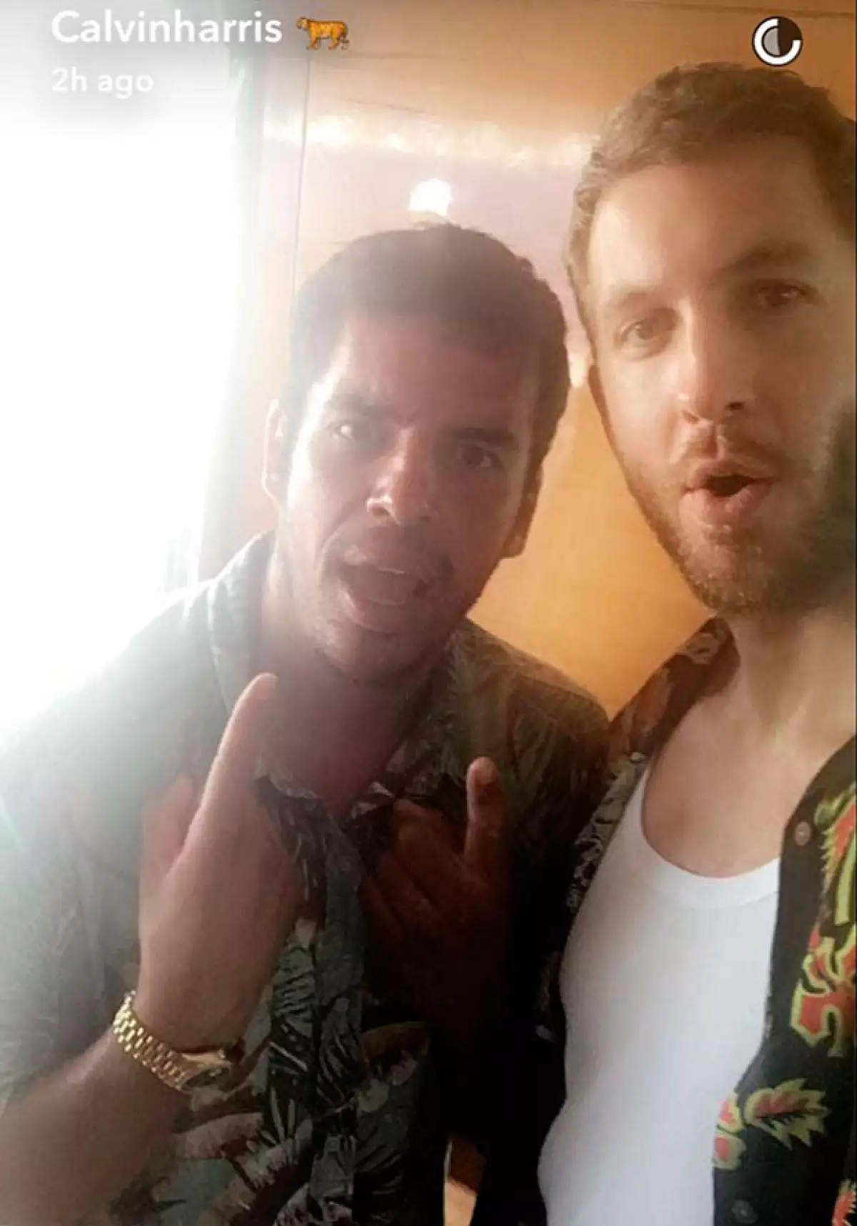 Además de estar compañado por guapas mujeres, Calvin se divirtió con su amigo Emil Nava.