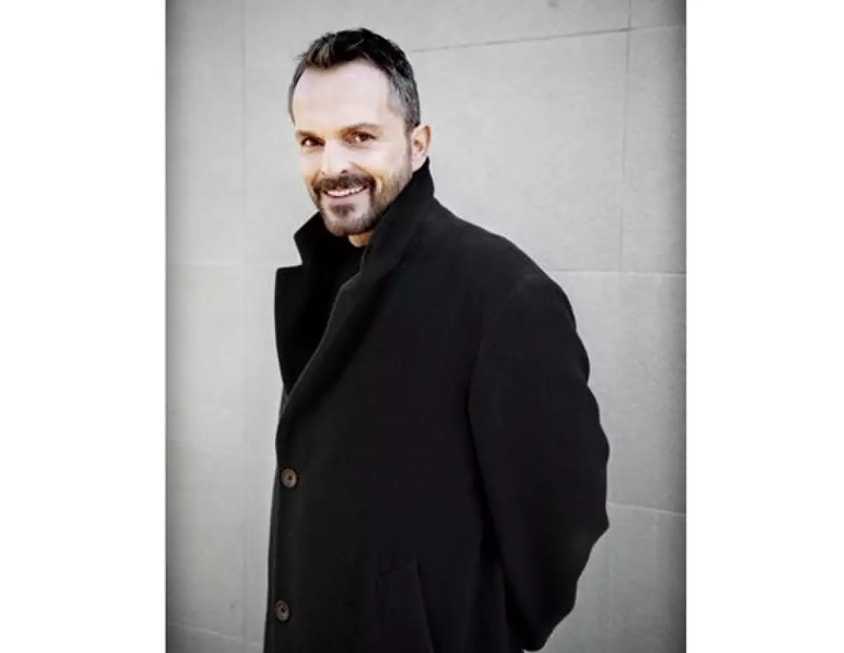 Bosé es otro cantante que se suma a la lista de padres con gemelos.