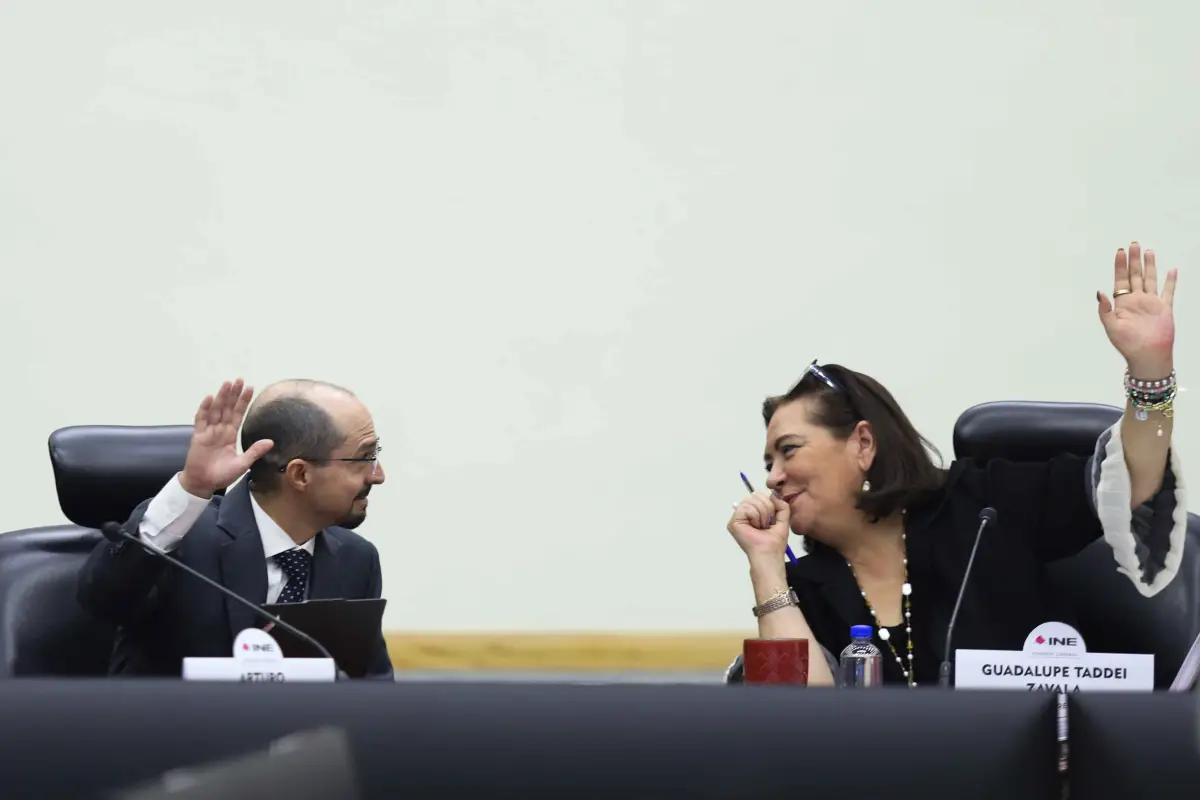 El consejero Arturo Castillo Loza y Guadalupe Taddei Zavala, la presidenta del INE en una sesión del INE. 