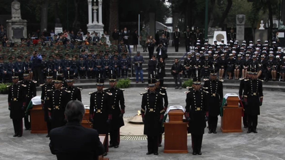 Cadetes escoltan en la rotonda de las personas ilustres