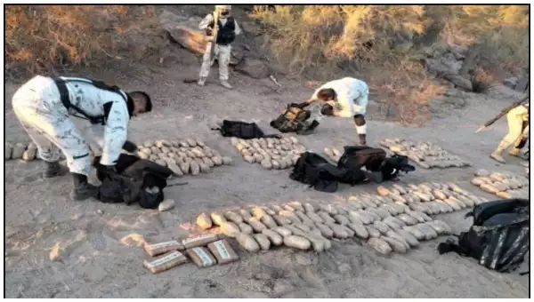 Ejército Mexicano asegura más de 680 kilogramos de droga sintética y 61 mil pastillas de posible fentanilo en Sonora y Baja California.