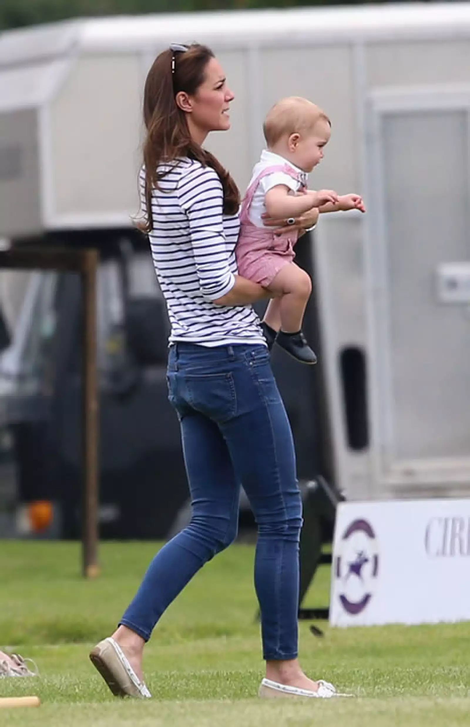 Vistando a papá en un torneo de polo en el día del Padre.
