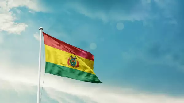 La bandera de Bolivia es la bandera nacional del Estado Plurinacional de Bolivia. Fue adoptado originalmente en 1851. La bandera estatal y de guerra es una tricolor horizontal de rojo, amarillo y verde con el escudo de armas boliviano en el centro. Según una fuente, el rojo representa a los valientes soldados de Bolivia, mientras que el verde simboliza la fertilidad y el amarillo de los depósitos minerales de la nación.