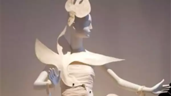 Vestido inspirado en un cuadro de Matisse y que modeló la hoy primera dama de Francia Carla Bruni Sarkozy previo al inicio de la Copa Mundial de Fútbol de 1998. (Foto: AP)