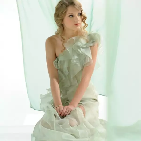 TAYLOR SWIFT. La cantante de country es la imagen de la nueva línea ecológica de la marca CoverGirl llamada NatureLuxe. Estos cosméticos usarán ingredientes naturales en lugar de los acostumbrados productos sintéticos.