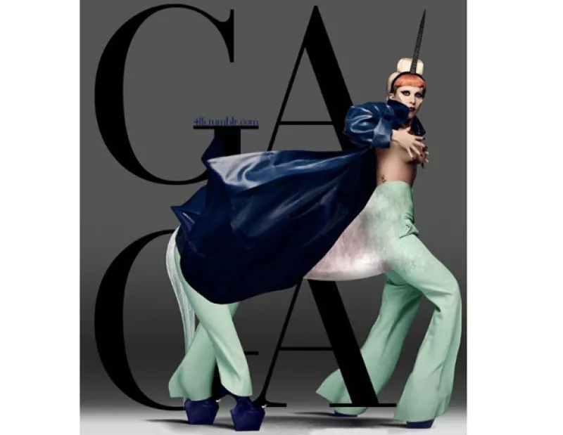 La polémica cantante se tatuó el brazo derecho en agradecimiento a todos sus fans.