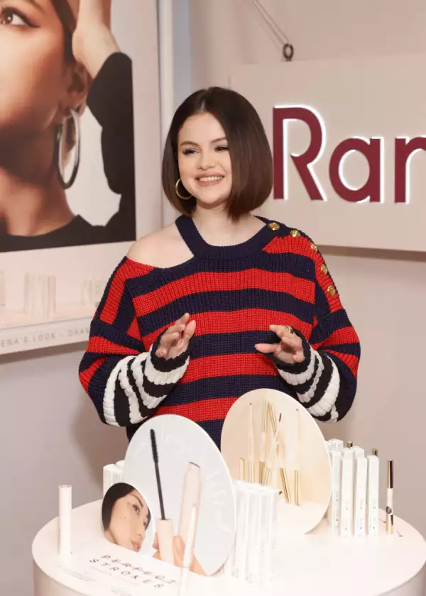 Selena Gomez en el lanzamiento de Rare Beauty