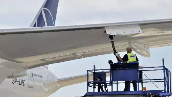 aviones cargando combustible