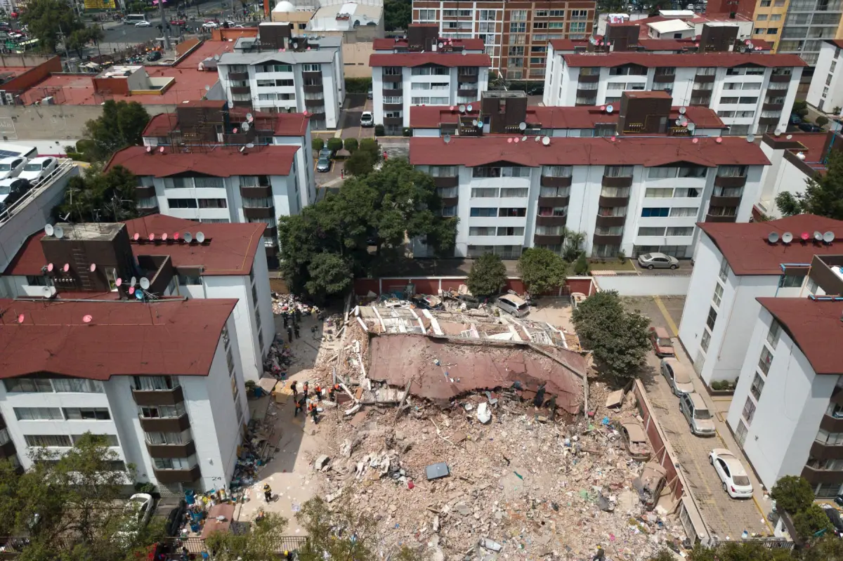 Imagen aerea de un edificio de departamentos colapsado en la Ciudad de Mexico debido a los sismos de septiembre del 2017.