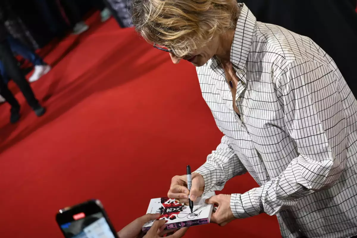 Jodie Foster firma autógrafos en la alfombra roja del FICM. 
