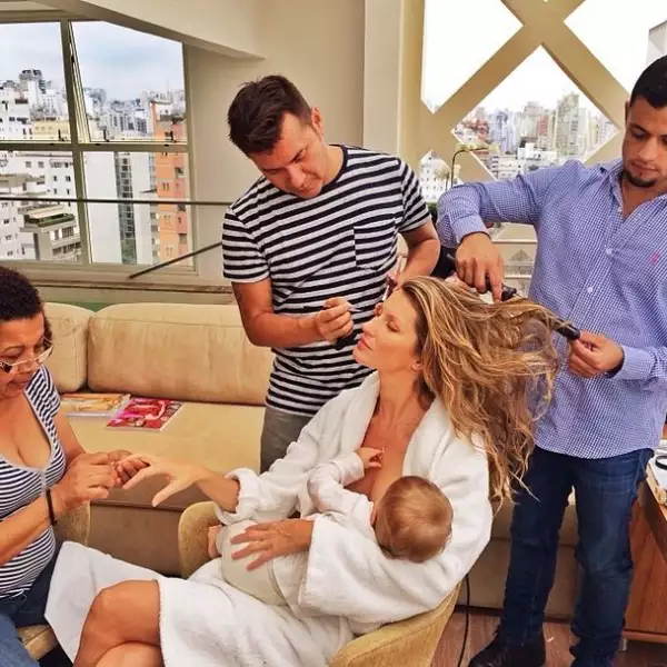 Gisele no descuida a sus hijos, es una verdadera mamá multitask.