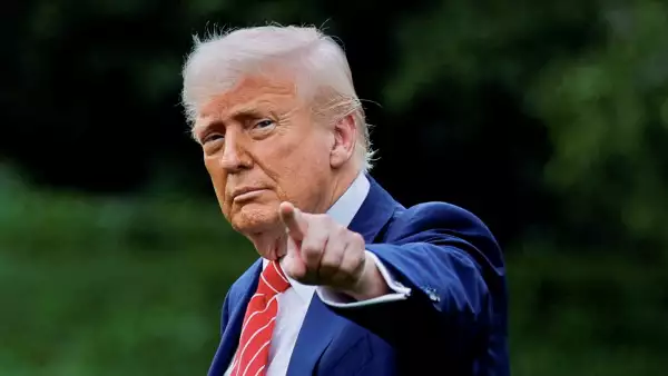 El presidente de los Estados Unidos, Donald Trump, hace gestos, mientras se va a Pensilvania, en el césped sur de la Casa Blanca en Washington, D.C., EE. UU., 30 de mayo de 2025.