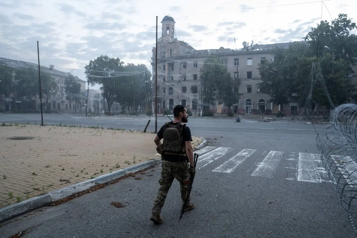 En esta fotografía de folleto tomada el 3 de julio de 2026 y publicada el 5 de julio de 2026 por el servicio de prensa de la 93a Brigada Mecanizada Separada de Kholodnyi Yar de las Fuerzas Terrestres de Ucrania, un servicio de servicio ucraniano camina por una calle cubierta con una red antidrones en Druzhkivka, región de Donetsk, en medio de la invasión rusa de Ucrania.