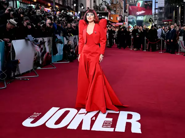 Lady Gaga en la premier de Joker: Folie à Deux en un look firmado por Celine.