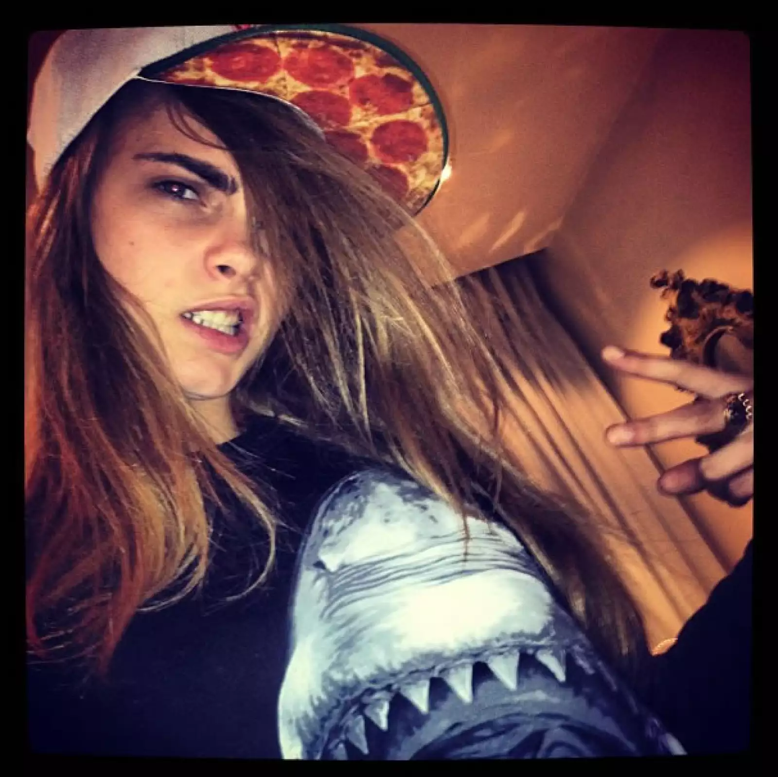 A principios de año tuvo problemas pues unas fotografías revelaban un polvo blanco sospechando cayendo del bolsillo de Cara.