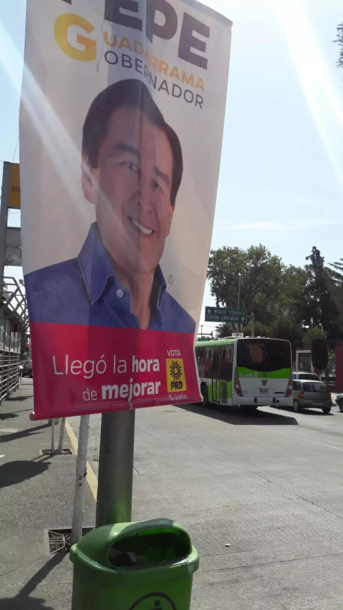 La propaganda perredista fue colocada en mobiliario urbano, pese a estar prohibido por la ley.