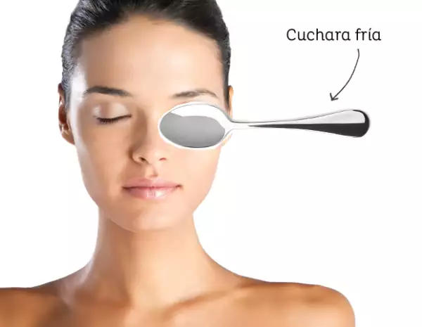 La cuchara fría sobre el párpado, ayudará a eliminar la hinchazón.