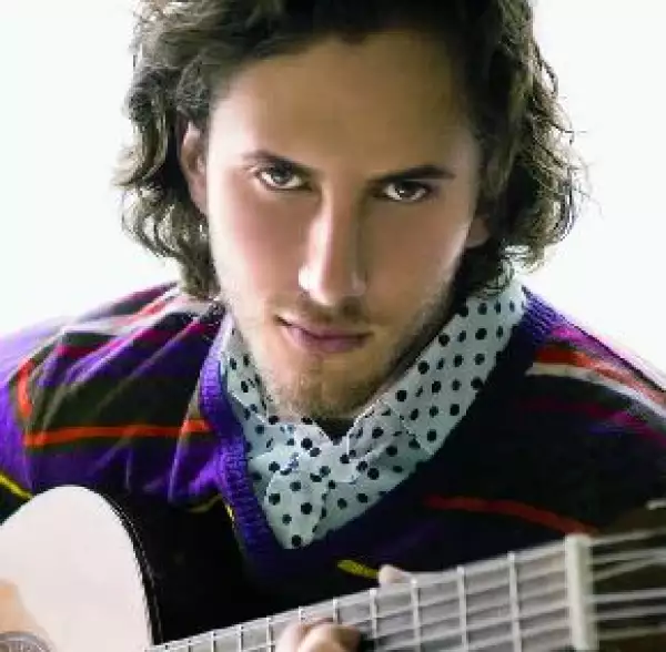 No sólo toca guitarra, batería y bajo, también compone, hace arreglos y canta.