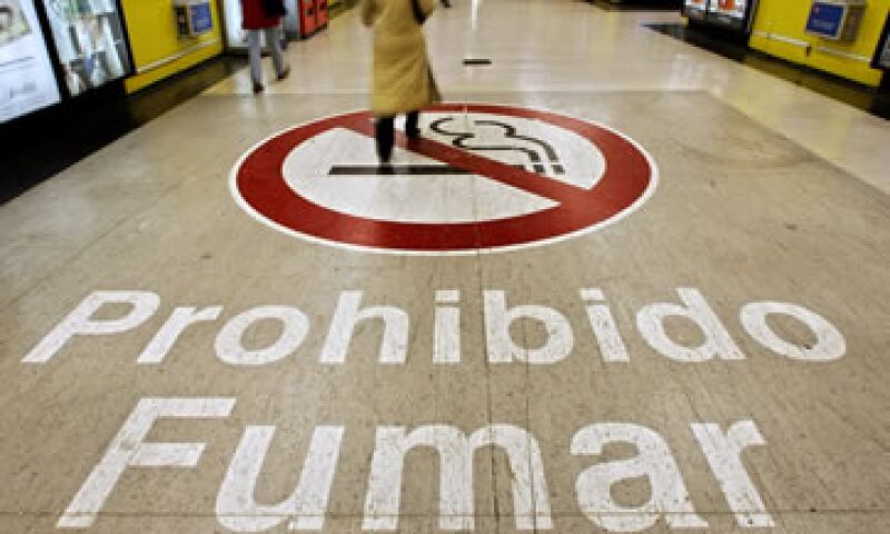 La propuesta en el Senado prohíbe fumar en escuelas públicas y privadas de educación superior, que serán consideradas espacios 100 libres de humo de tabaco. (Foto: AP)