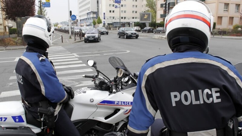 policias vigilan suburbios de París