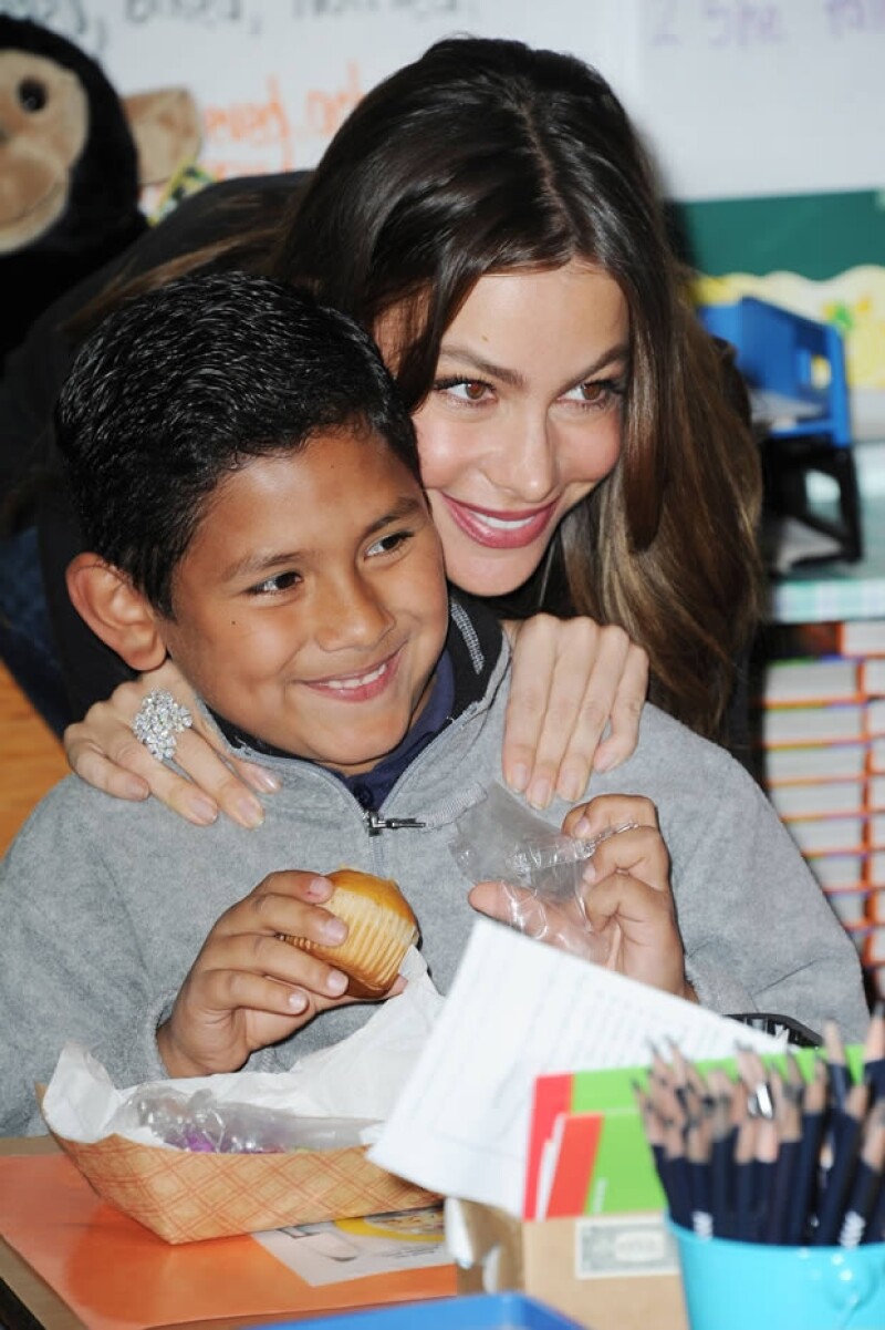 Sofía se tomó fotos con varios niños.