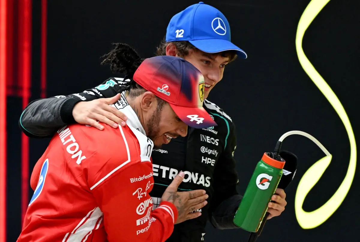 El ganador de Mercedes, el piloto italiano, Kimi Antonelli (R), celebra con el tercer piloto británico de Ferrari, Lewis Hamilton, después del Gran Premio de Fórmula Uno de China en el Circuito Internacional de Shanghai en Shanghái el 15 de marzo de 2026.