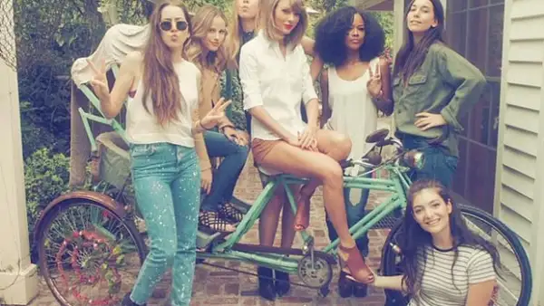 Lorde, Ellie Goulding y otras famosas se reunieron en casa de la cantante, junto con el dj, en una divertida tarde de barbecue.