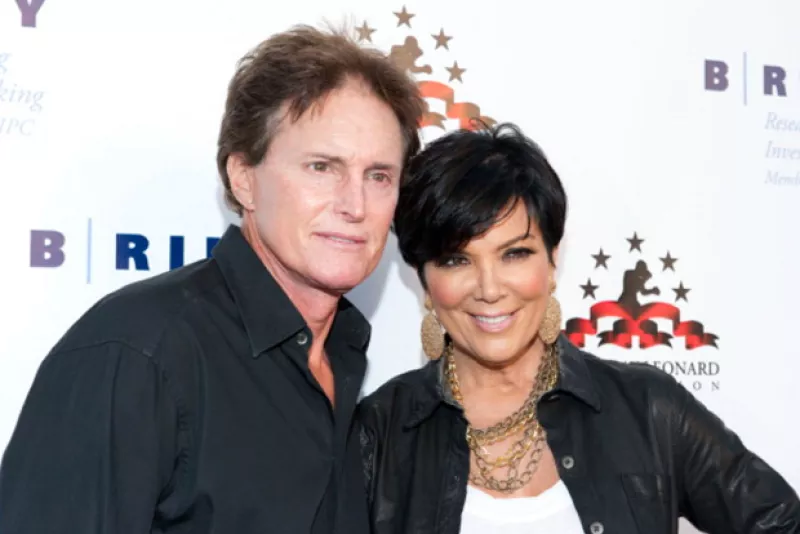 Un portal estadounidense asegura que el padrastro de las Kardashian ya había empezado a convertirse en mujer, pero su amor por Kris Jenner dio un giro a su vida.