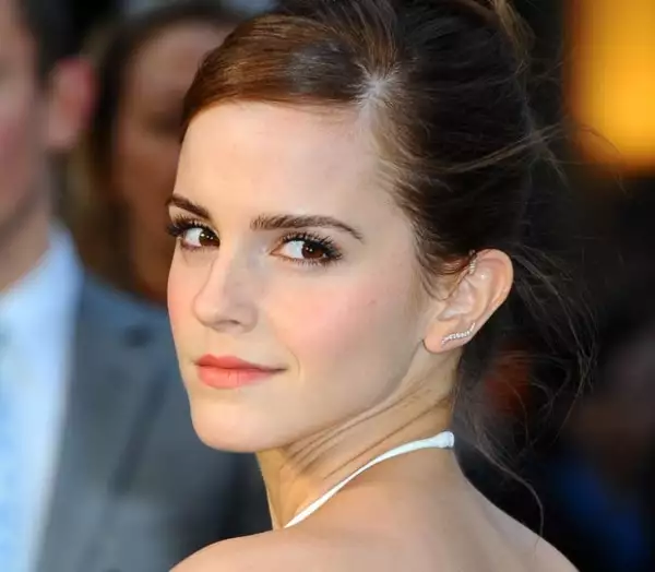 Emma destaca por resaltar su belleza con tonos durazo en mejillas y labios.